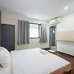 X Go Inn Silom Road -Bts Saint Louis