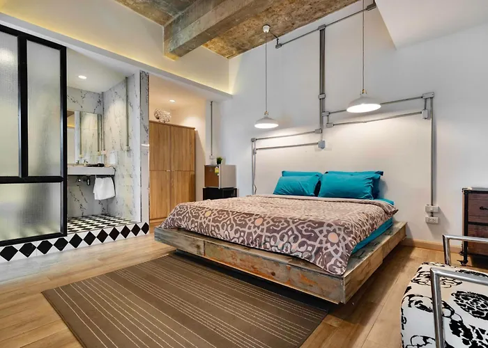 Blu Cabin Ari Stylish Gay Poshtel