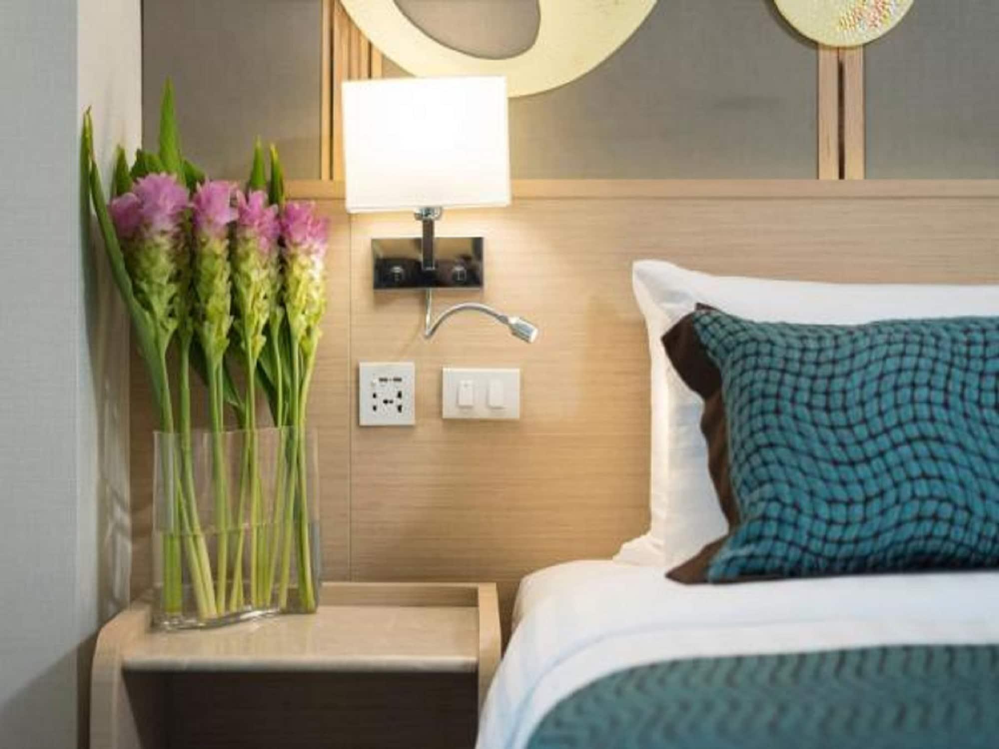 Solitaire Sukhumvit 11 Hotel 4*