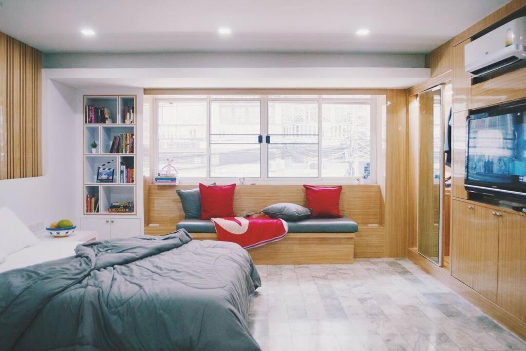 Leilighet Double Studio, Private Bath, Shared Kitchen With Local Family By Pillows & Purrs Bangkok
