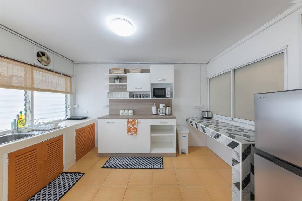 Oasis Townhouse In The Perfect Location Ferienhaus Bangkok