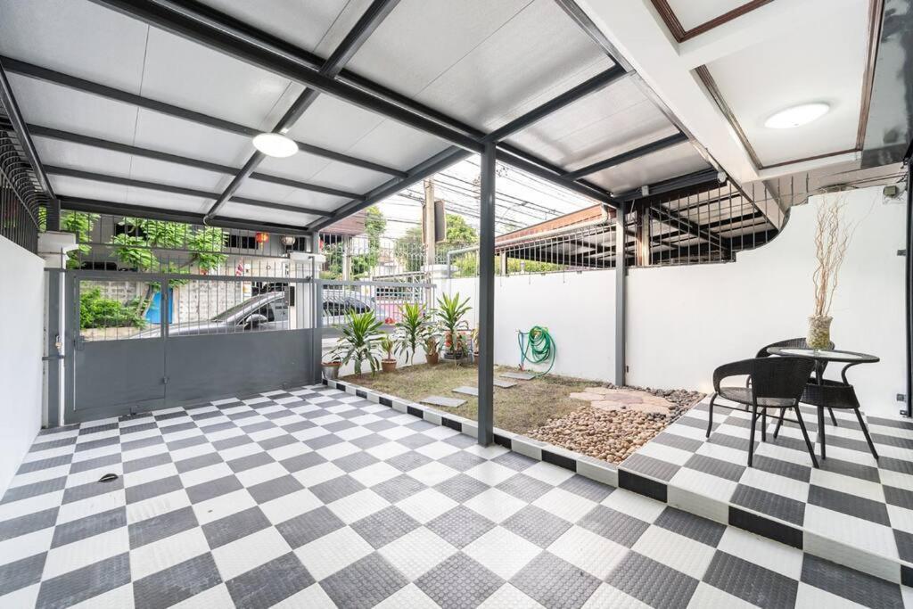 Pousada Miq Hk16 - 3br Huai Khwang Mrt With Pool Table Near Jodd Fair Bangkok
