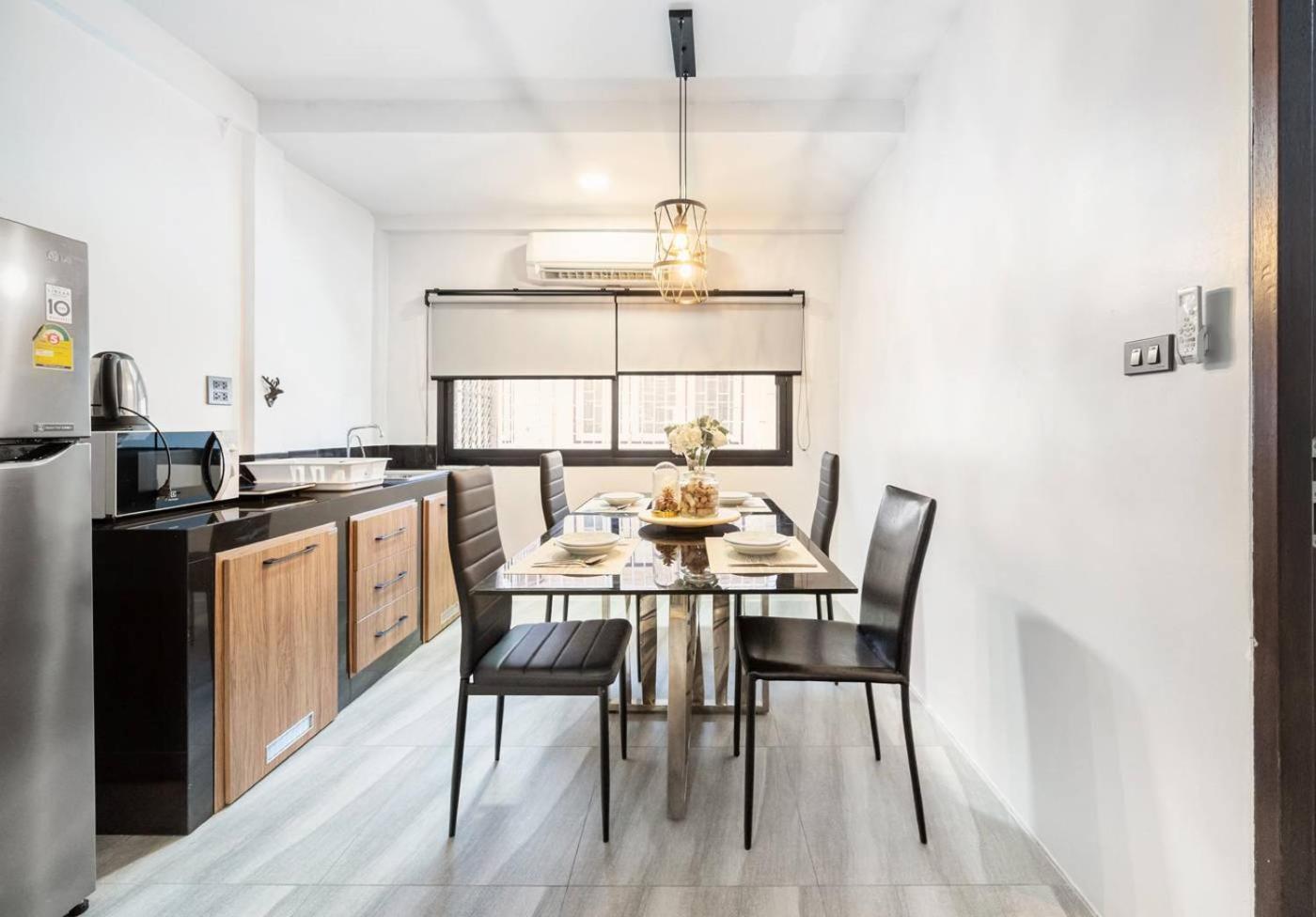 Cozy House Chatuchak Market, 12pp *