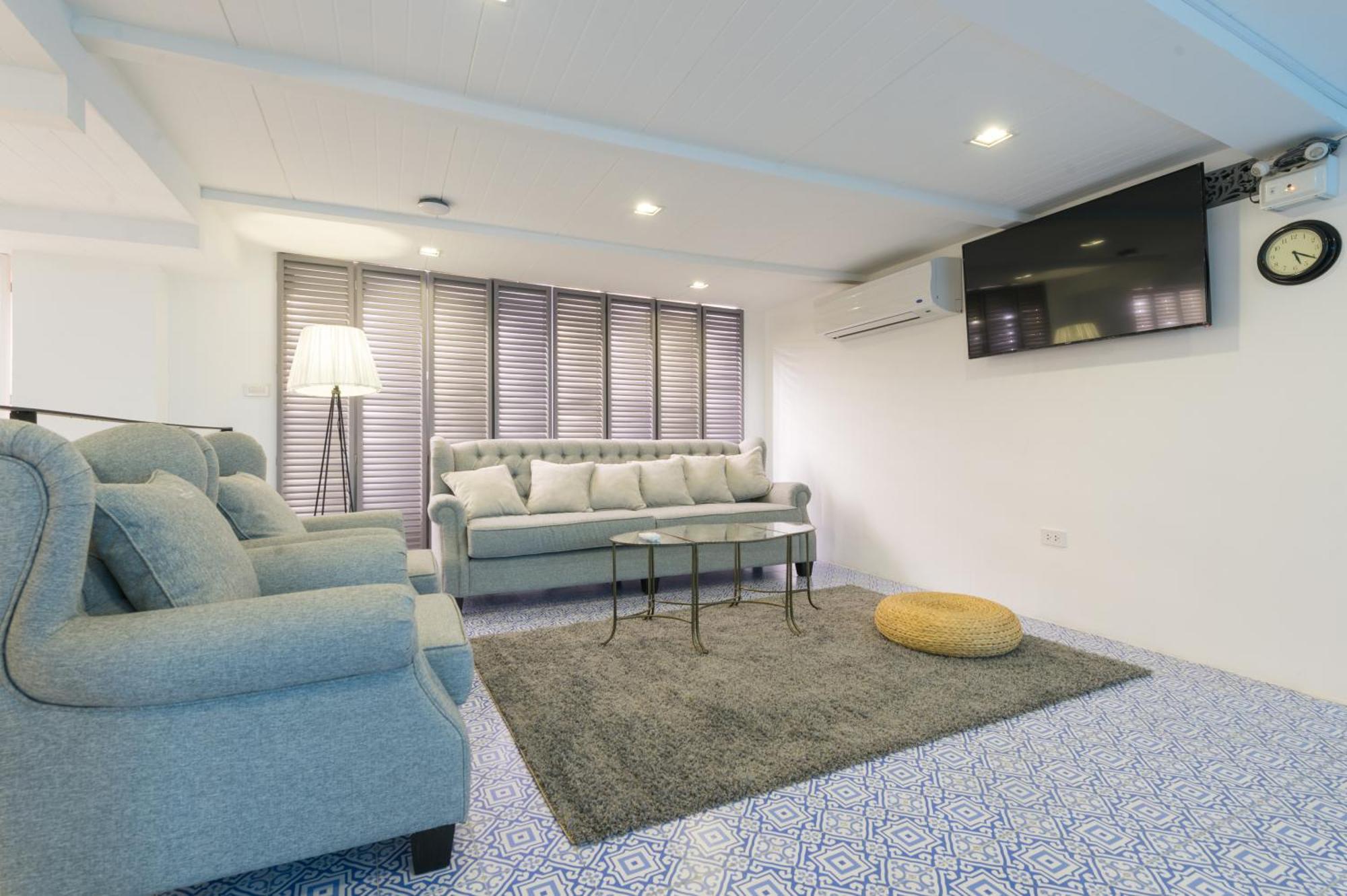 Khách sạn White Ivory 3*