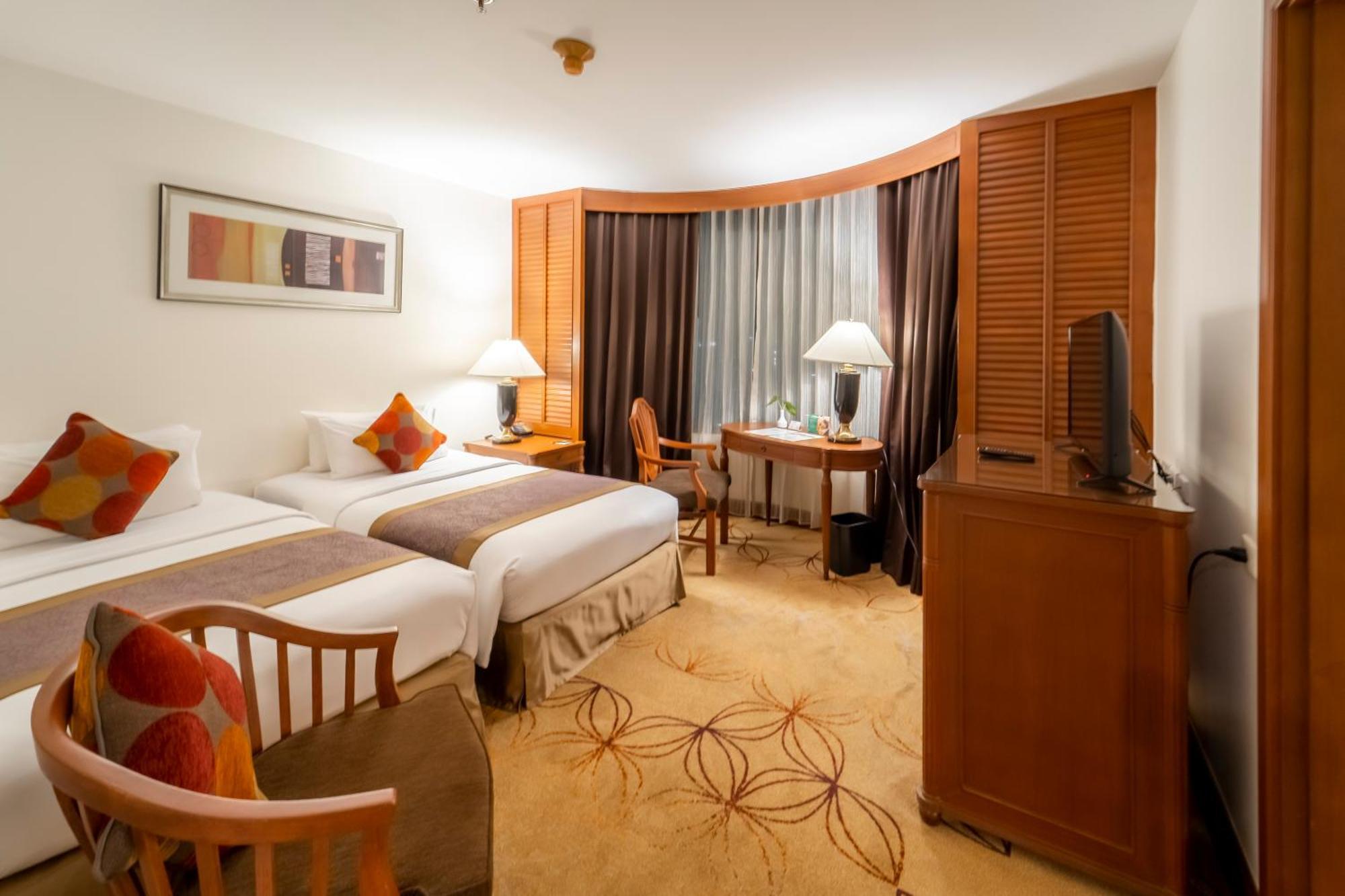 Century Park Hotell 4*