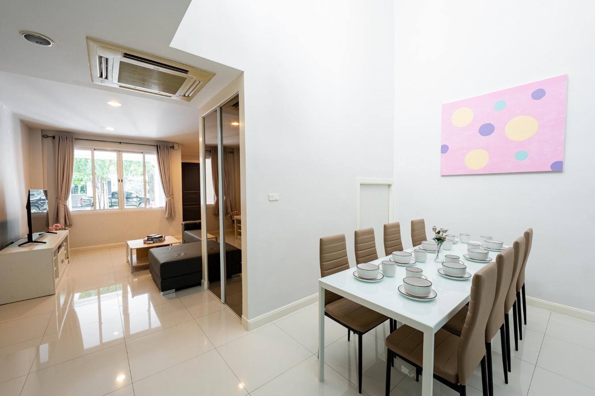 3 Bedroom Spacious In Downtown Near Mrt Bts Asok Station Vakantiehuis Bangkok