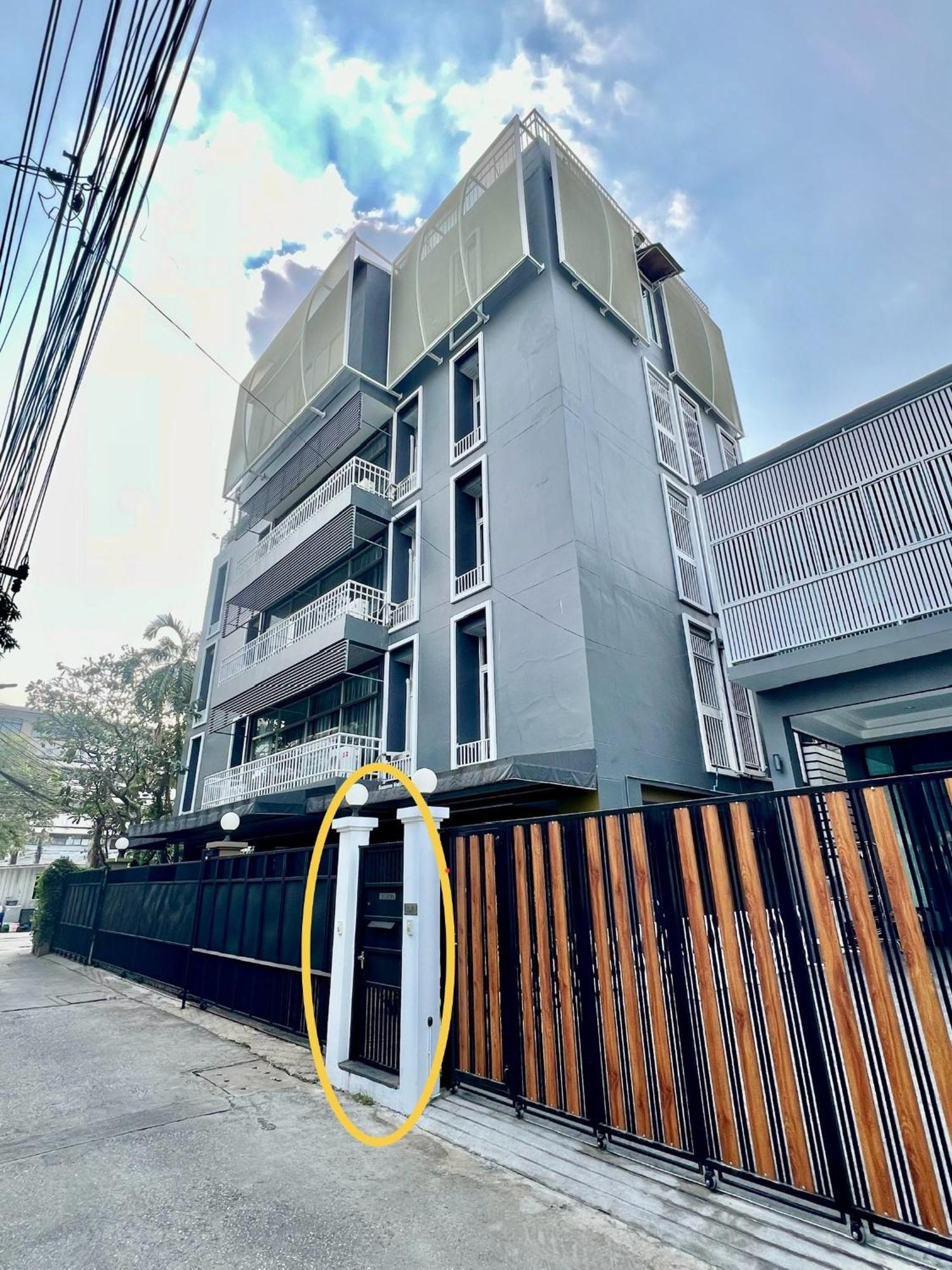 Samsen Spacious 2br Contemporary Thai Style Apartemen Bangkok