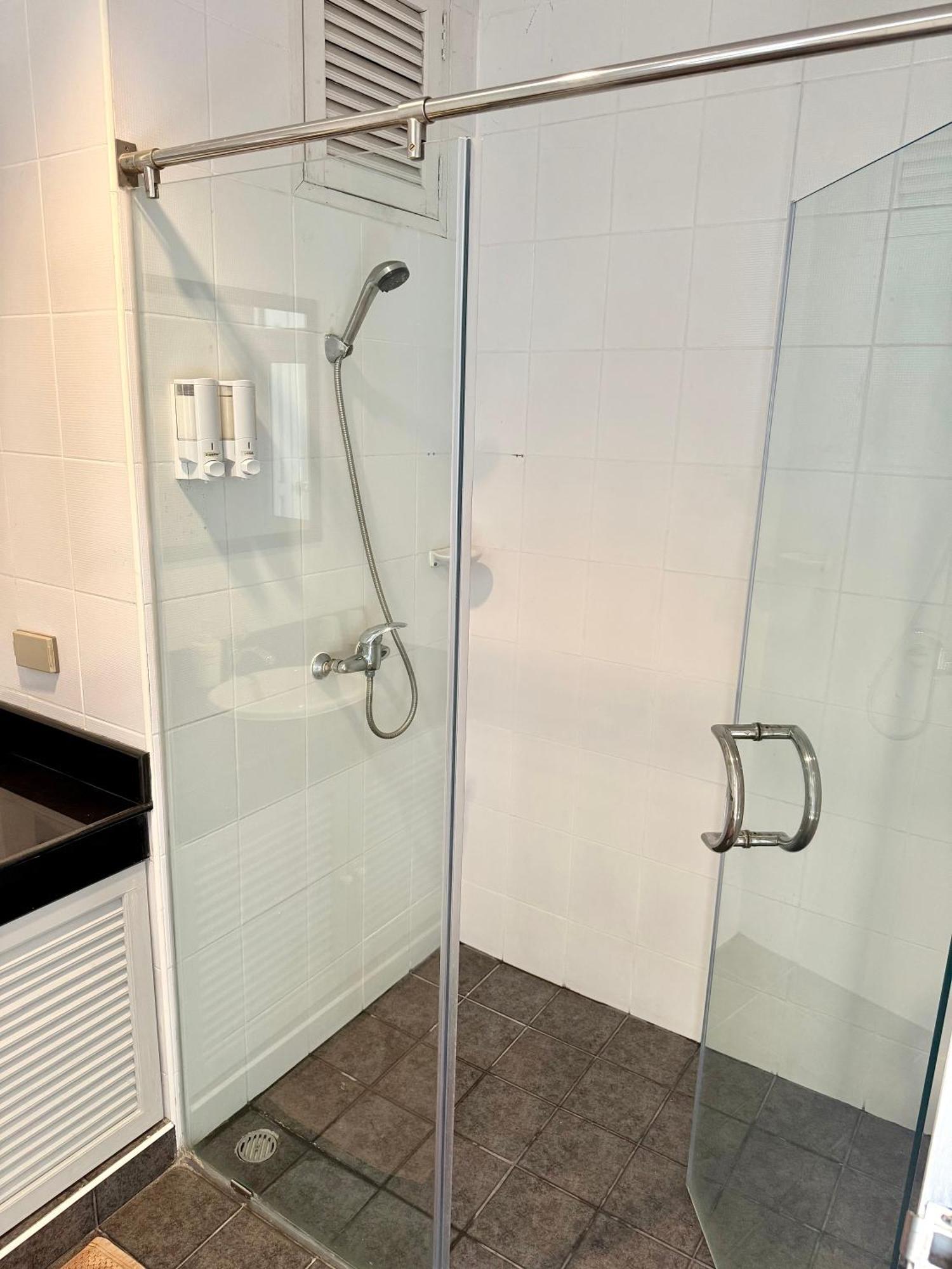 Samsen Spacious 2br Contemporary Thai Style Apartemen
