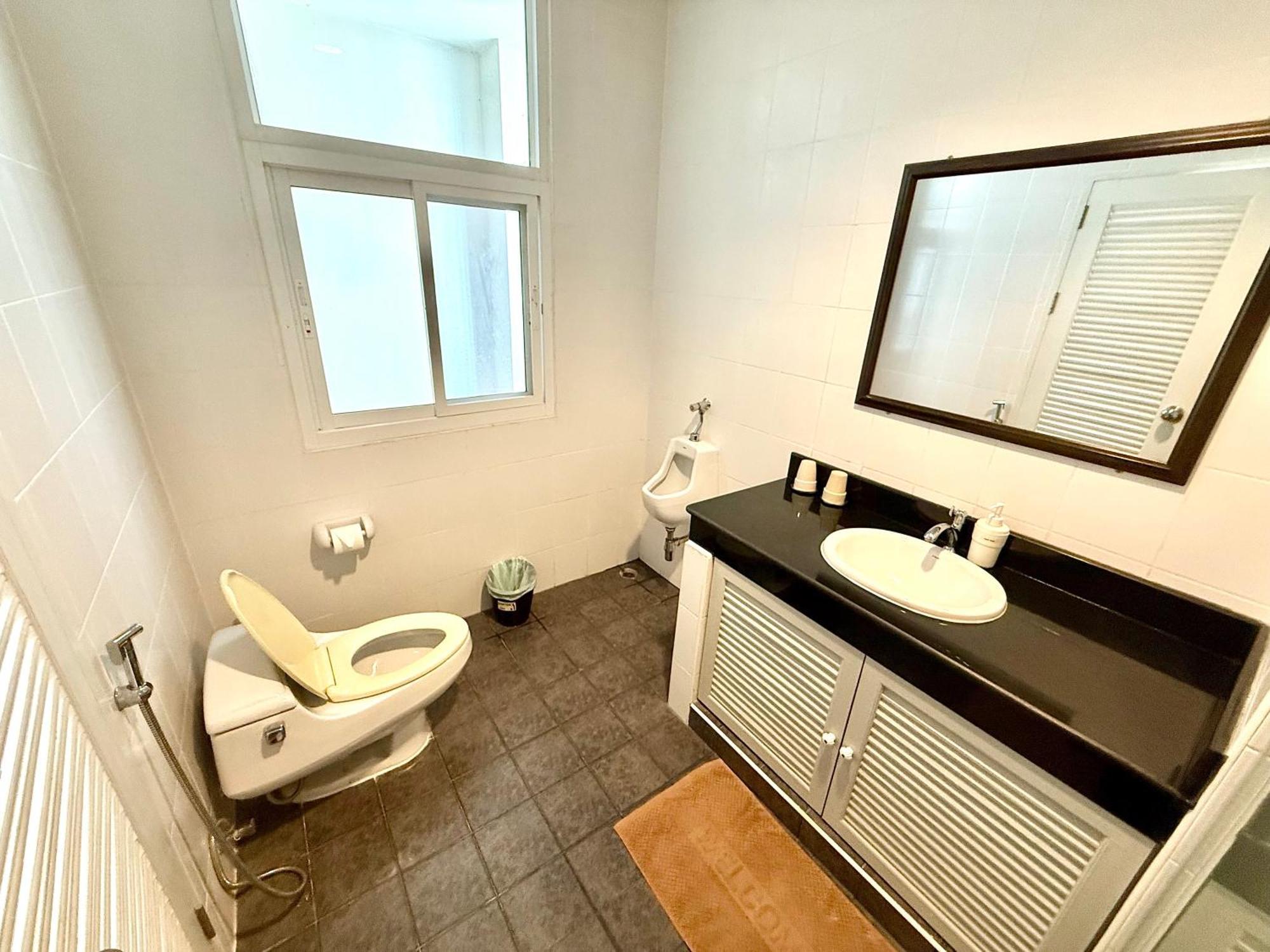 Samsen Spacious 2br Contemporary Thai Style Apartemen Bangkok