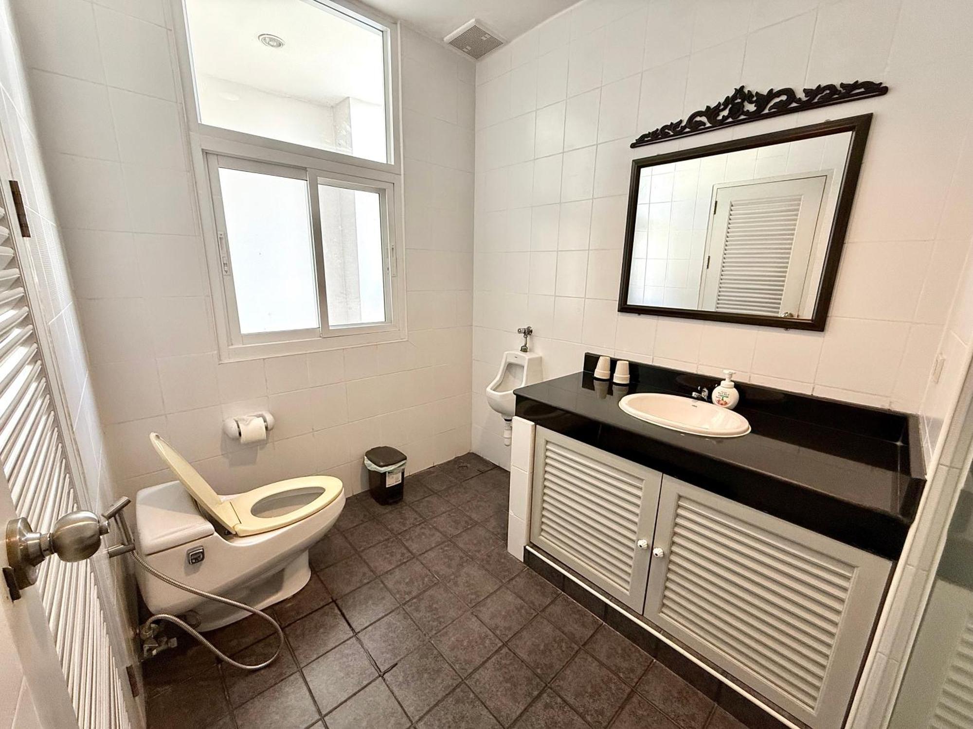 Apartemen Samsen Spacious 2br Contemporary Thai Style Bangkok