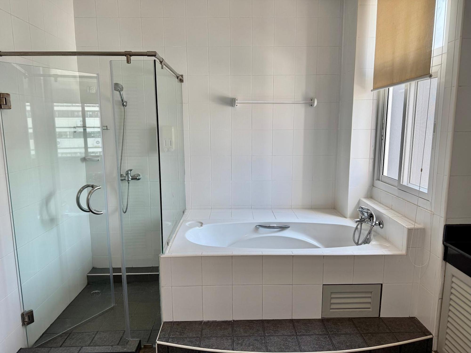 Apartemen Samsen Spacious 2br Contemporary Thai Style