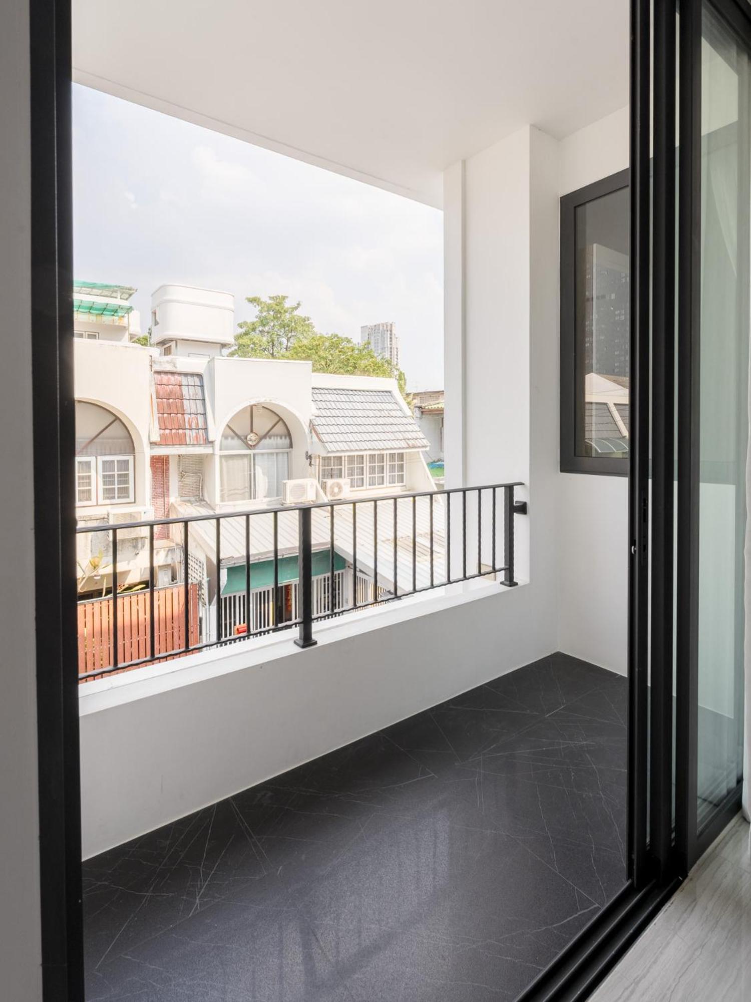 Cj Private Near Bts Thonglor Villa