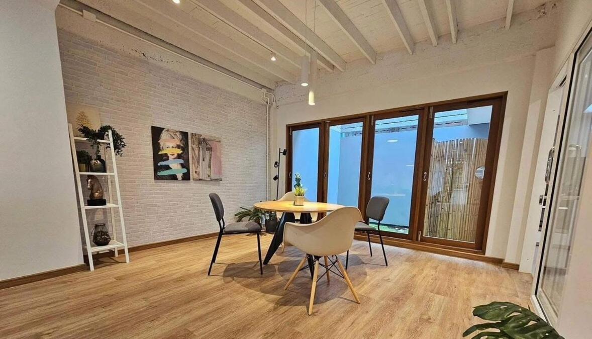 House In Pridi - Stylish 3br Pet-friendly Leilighet