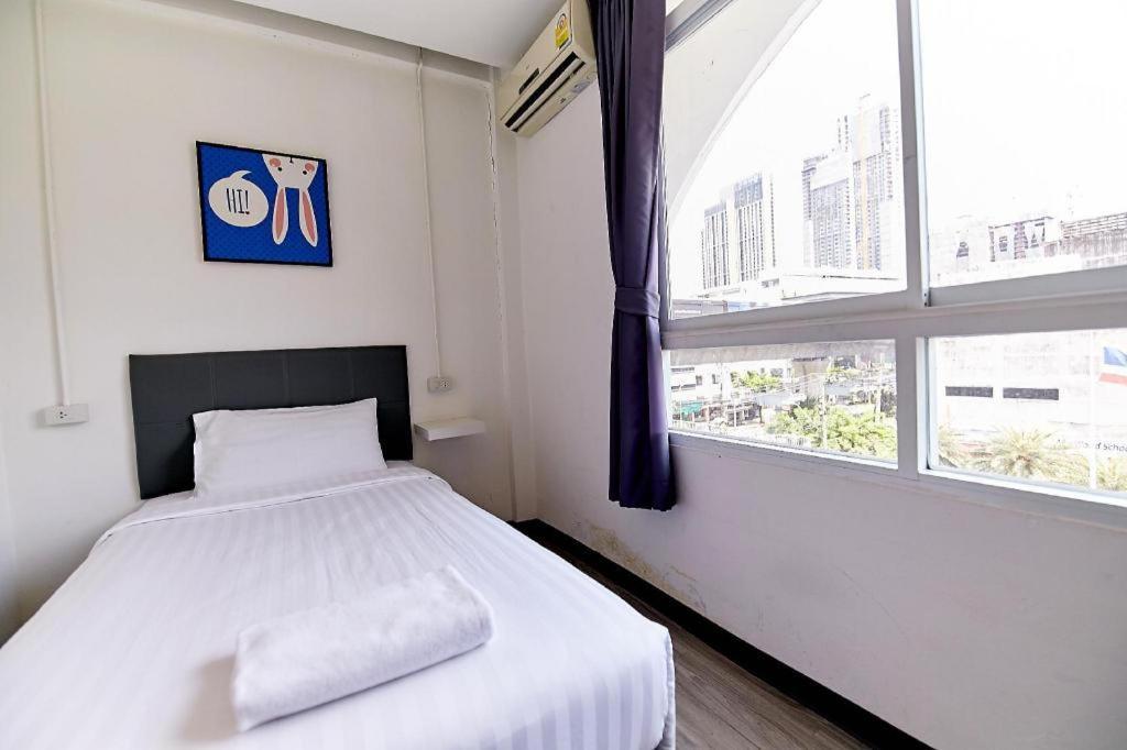 The Rabbit's Hole Hostel Bangkok