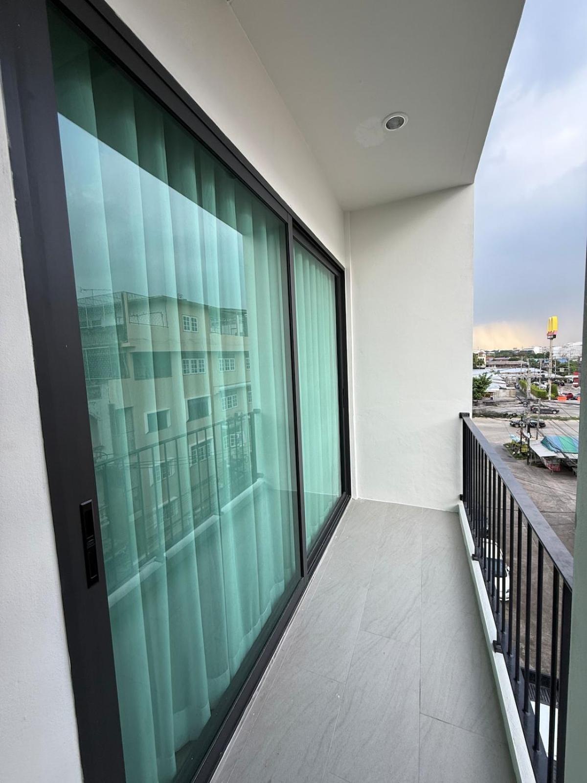 2 Bed & 2 Bath Suite, 4th Floor *