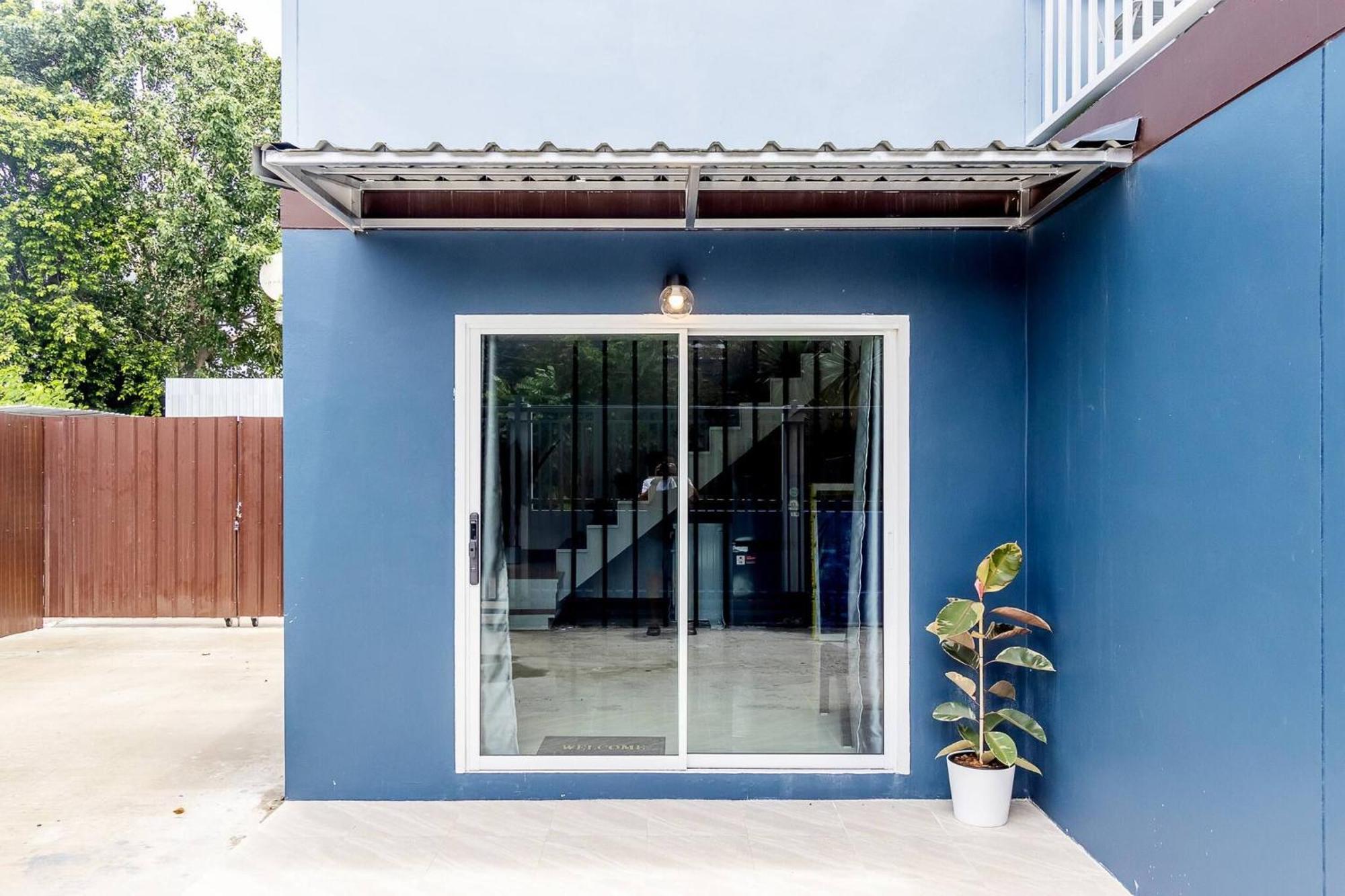 Tiny House Srinakarin At Sri Bearing Station Chalet Bangkok