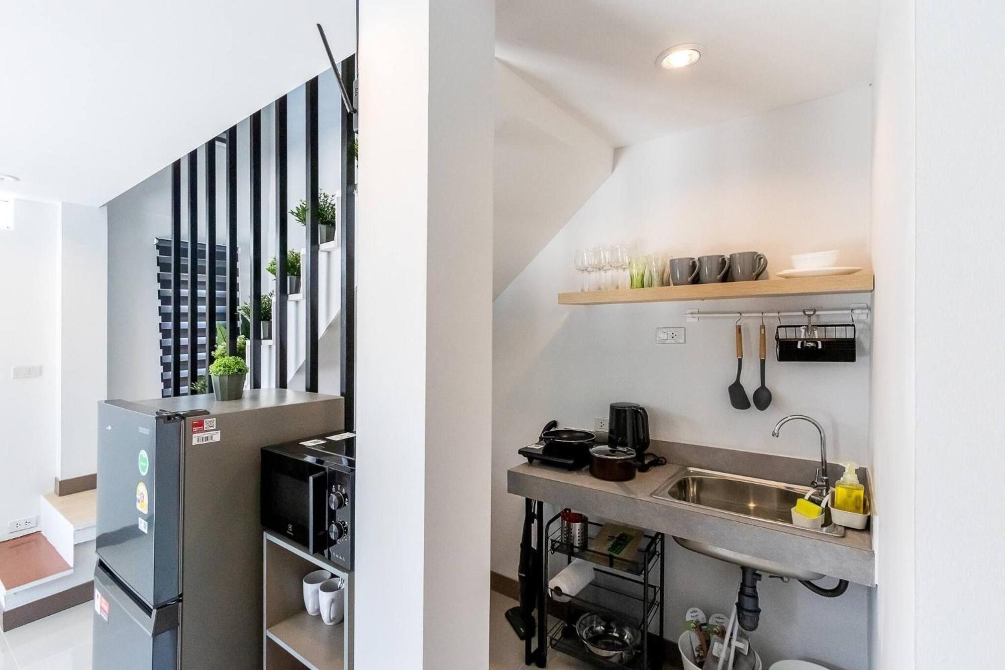 Tiny House Srinakarin At Sri Bearing Station Chalet *