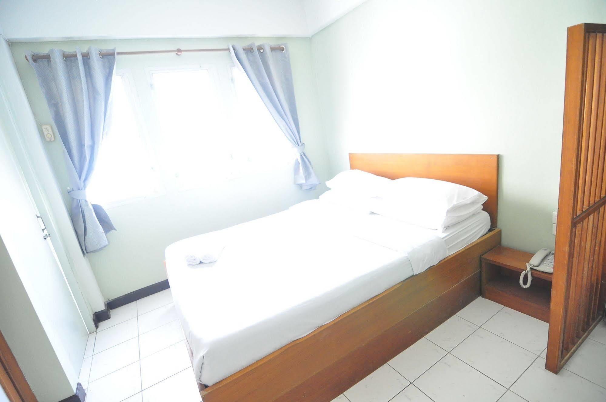 Khách sạn The Living Serviced