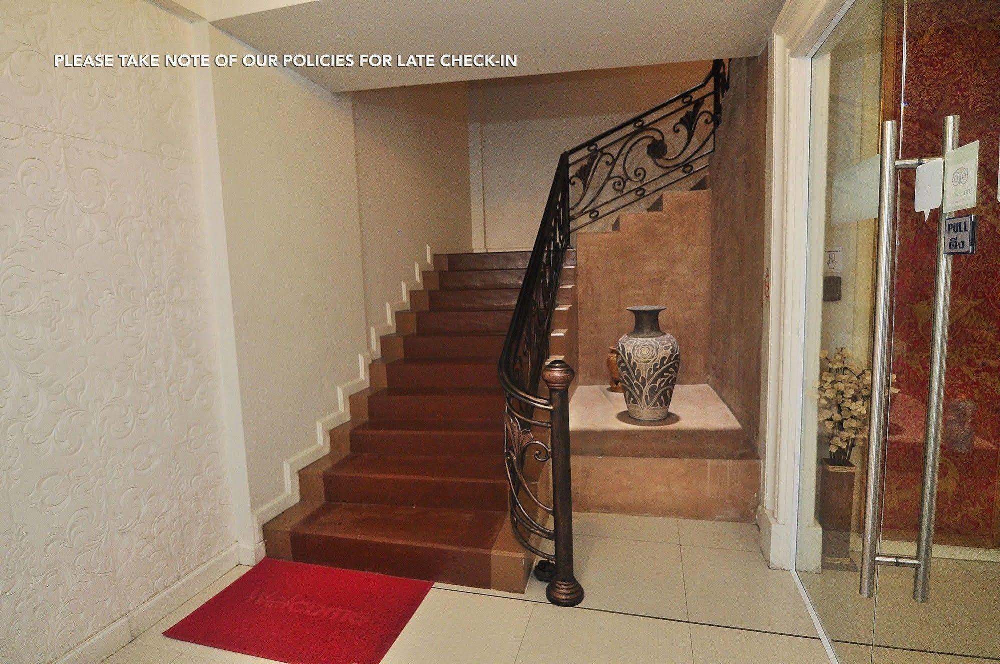 Zen Rooms Panurangsri Hotel 2*
