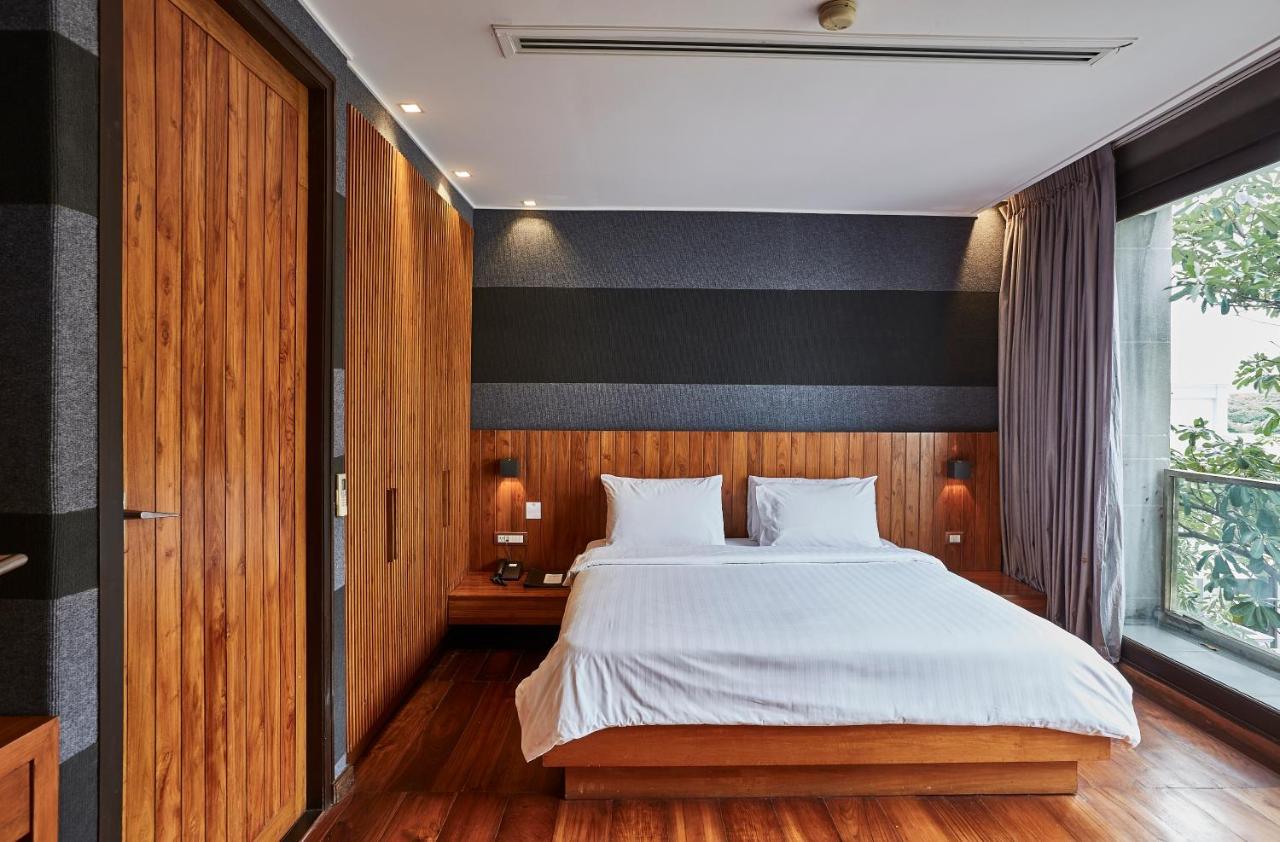 Luxx Langsuan - Sha 4*