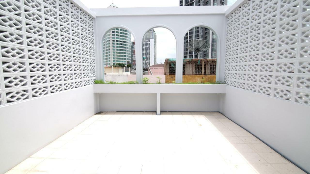 Khách sạn Sleep With Me Too Bangkok- Bts Phra Khanong 3*