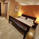 August residencia