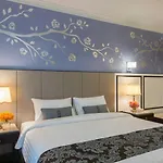 Sara\'S Hotel
