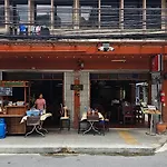 Baan Glang Soi Restaurant & Guesthouse