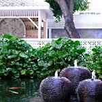 Feung Nakorn Balcony Rooms&Cafe