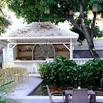 Feung Nakorn Balcony Rooms&Cafe