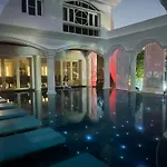 V20 Boutique Jacuzzi Hotel