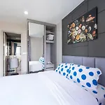 Luxurious Apartment With Train Access