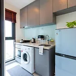 Luxurious Apartment With Train Access