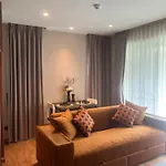 Spacious Bedroom- 2 Mins From Train Station