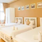Feung Nakorn Balcony Rooms&Cafe