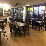 Glad Bangkok Hostel Bar And Restaurant