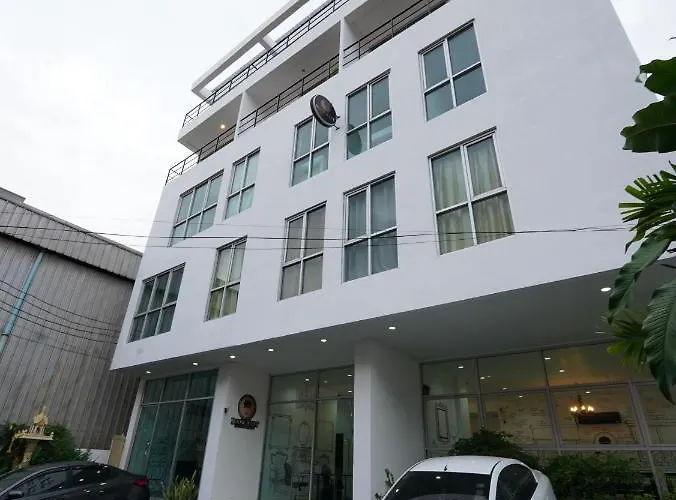 Roomquest Bangkok Sukhumvit 50