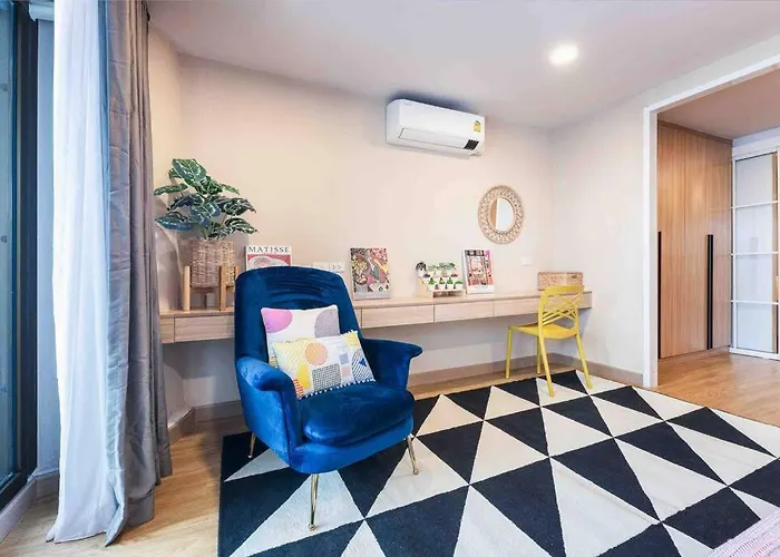 Skyline View, Great Location, Spacious Apartment,
