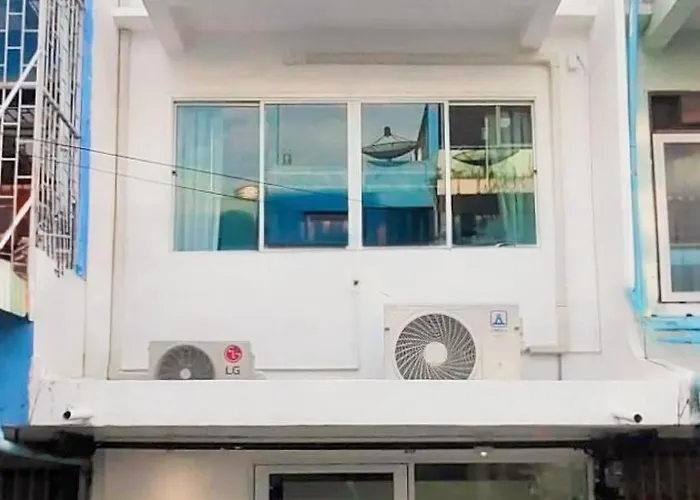 Whole 3-Storey House Right In The Local Community.