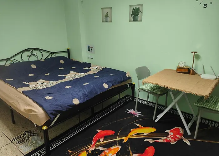 Spacious Studio With Private Kitchen Near Skytrain