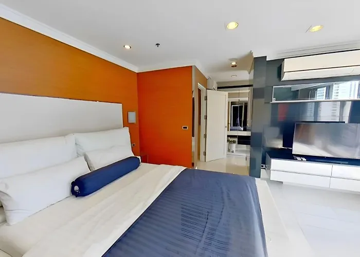 Large Asoke Central 2500Sqft Apartment Sleeps Up To 10