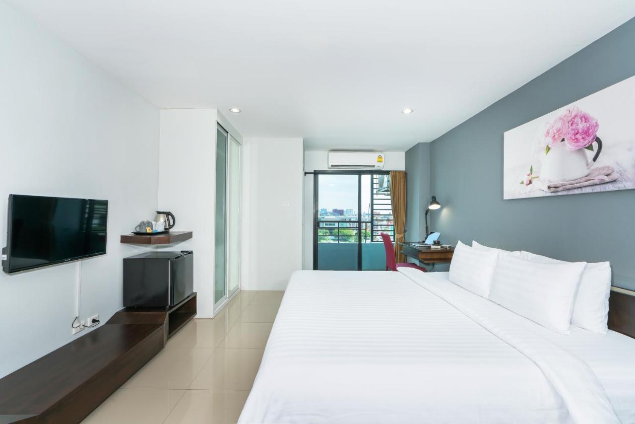 De Botan Srinakarin & Hotel Bangkok