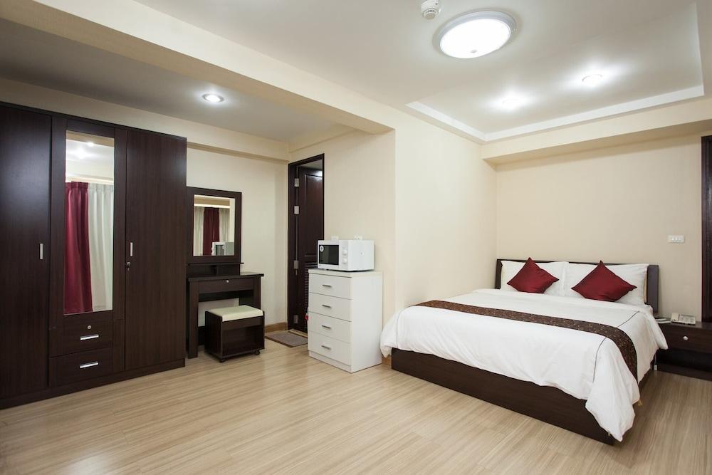 Alisha Court & Hotel Bangkok