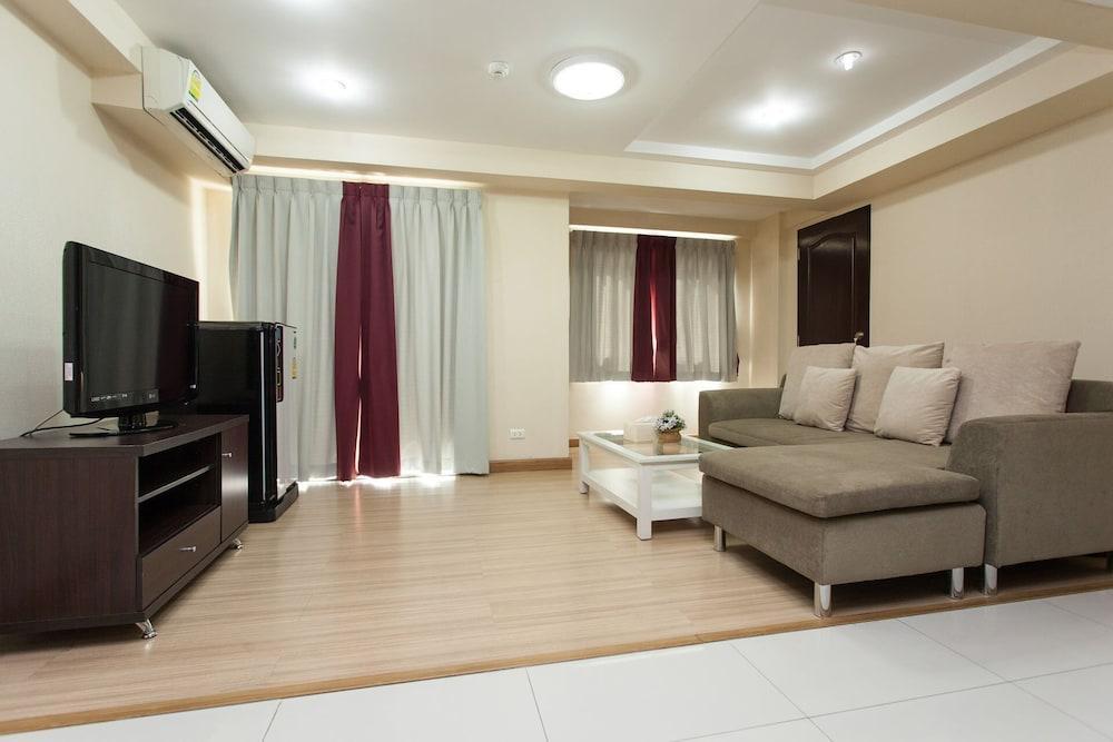 Hotel Alisha Court & Bangkok