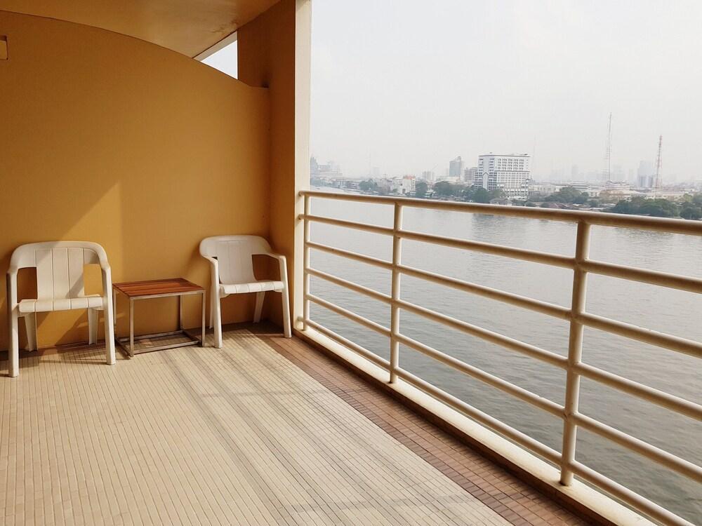 Khách sạn The Royal River 4*