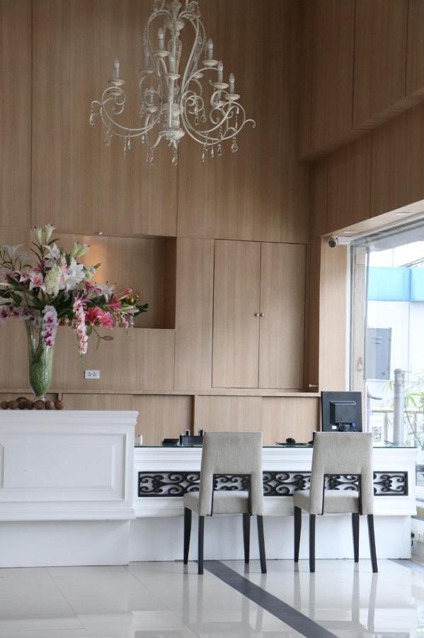 Chaengwattana Pavilion Hotel *