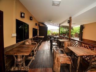 Khum Klao Teak Hut