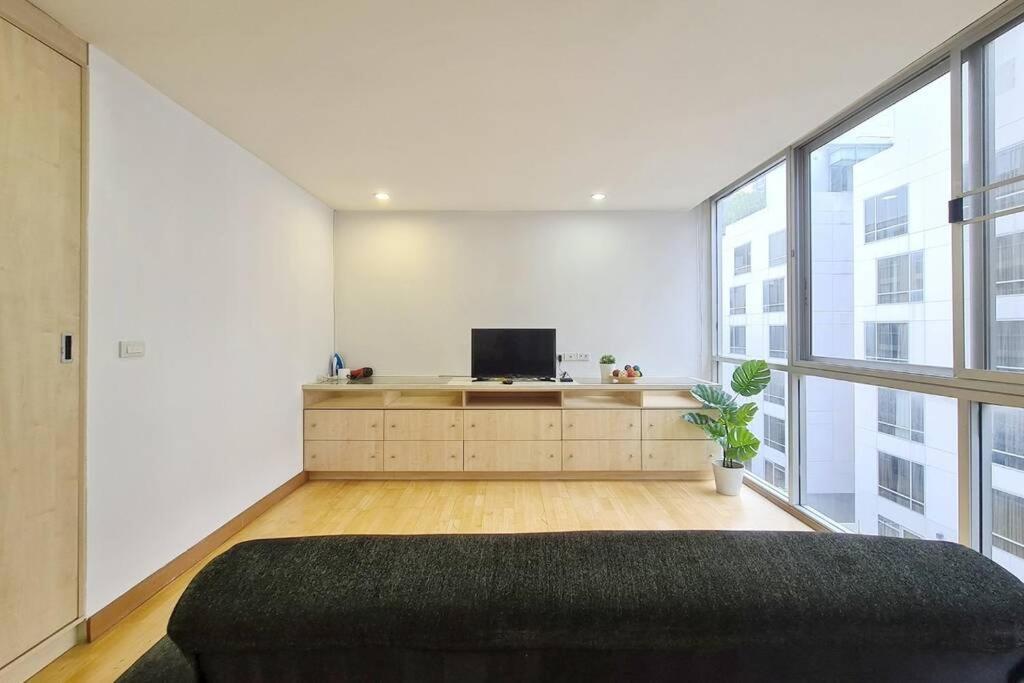 The Glass House Corner Asoke : 1br /wifi/netflix Apartment Bangkok