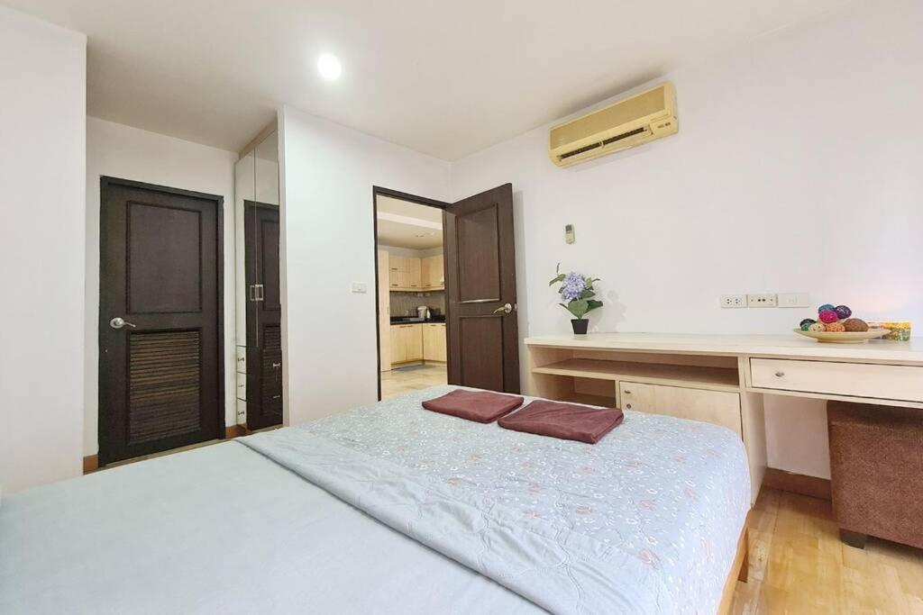 The Glass House Corner Asoke : 1br /wifi/netflix