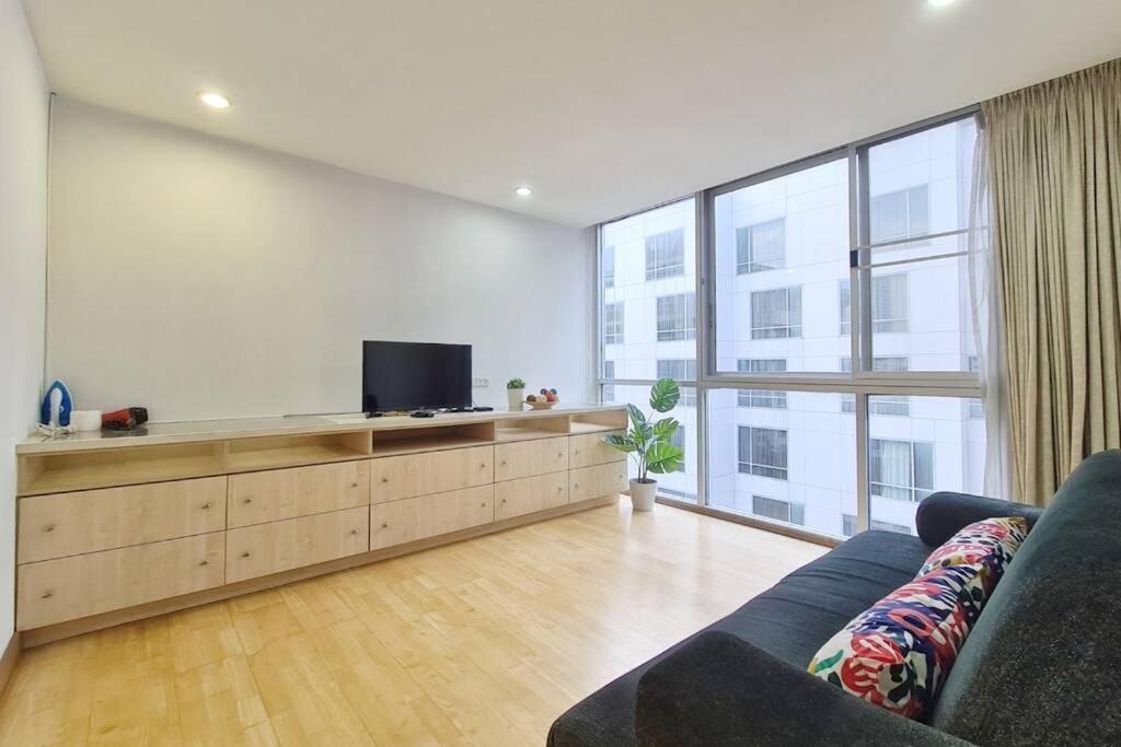 The Glass House Corner Asoke : 1br /wifi/netflix